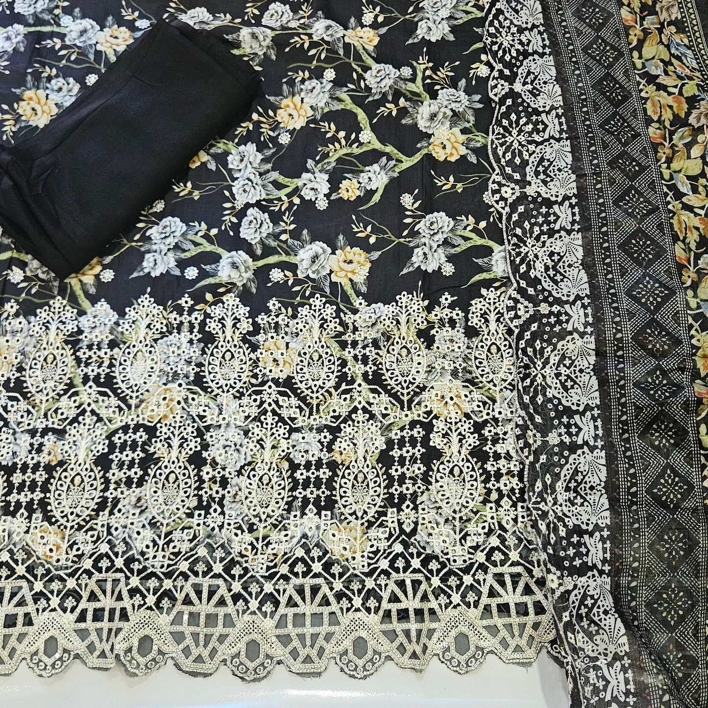 FIZA CHIKANKARI PATCH SUIT 3